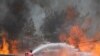Seorang pemadam kebakaran mencoba memadamkan api kebakaran lahan dekat Marmaris, Turki, 1 Agustus 2021.