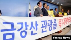 한국 금강산기업인협의회 임원단과 새정치민주연합 심재권, 우상호, 장병완 의원 등이 11일 국회 정론관에서 금강산 관광 즉시 재개를 촉구하고 있다.