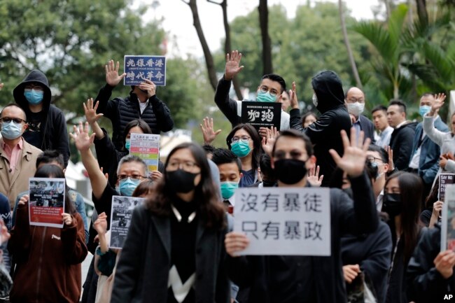 La policía de Hong Kong dijo el jueves que arrestó a unas 420 personas en las protestas del Día de Año Nuevo.