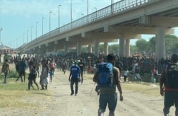Migrantes, procedentes fundamentalmente de Haití, acampan en el Puente de Del Río, frontera mexicana con Texas, EE. UU., el 16 de septiembre de 2021.