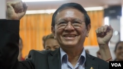 FILE - Kem Sokha, opposition CNRP vice president raises his fist with some CNRP's women commune councilors at the party headquarter, in Phnom Penh on Wednesday, August 10, 2016. (Leng Len/VOA Khmer)