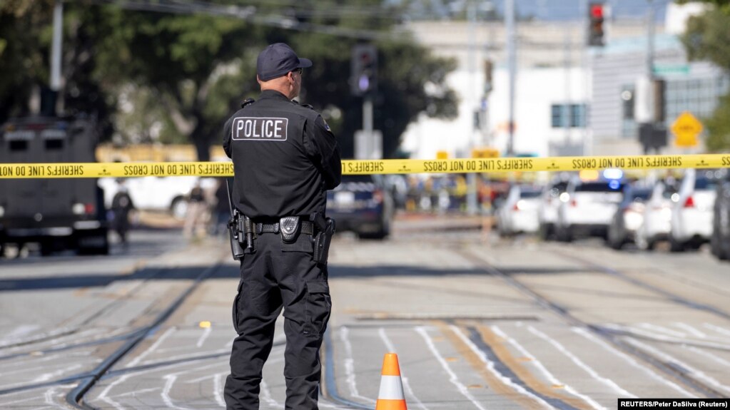 Présence policière sur les lieux de la fusillade de mercredi à San Jose, en Californie.