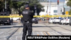 Polisi mengamankan lokasi penembakan massal di Otoritas Transportasi Santa Clara Valley Transportation, di San Jose, California, Rabu, 26 Mei 2021. (Foto: Peter DaSilva/Reuters) 