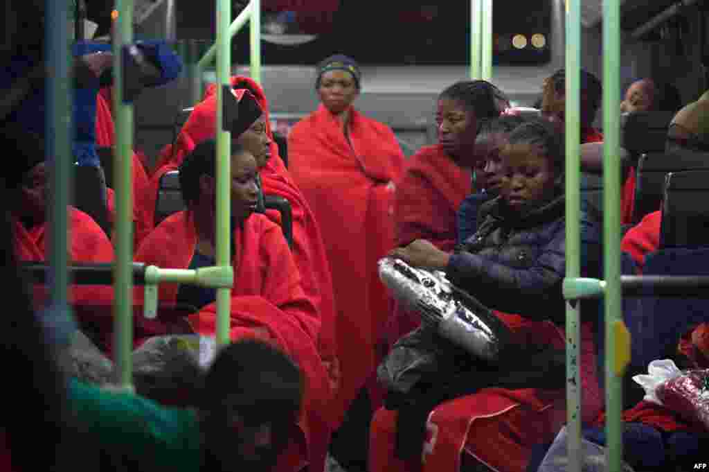 مهاجران نجات یافته توسط گارد ساحلی اسپانیا در بندر مالاگا اسپانیا