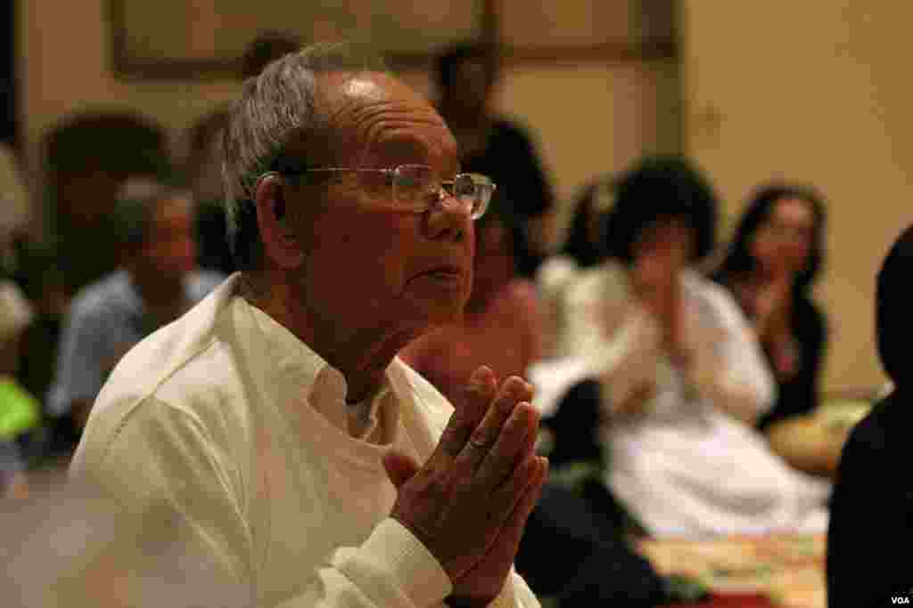 A Cambodian buddhist listen to sermon at memorial service for Khmer Rouge victims at the Wat Buddhikaram Cambodian Buddhist temple in Silver Spring, Maryland, to mark the 40th anniversary of the takeover of the Khmer Rouge, on Friday, April 17, 2015. (Sophat Soeung/VOA Khmer)