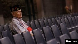 Un vétéran écoute le candidat républicain Donald Trump lors d'une conférence des vétérans de guerre étrangères à Charlotte, Caroline du nord, le 26 juillet 2016.