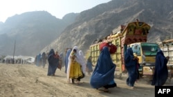 پس از مسلط شدن طالبان بر افغانستان تخمین زده می‌شود که حدود ۵۰۰ شهروند افغان به پاکستان مهاجر شده اند