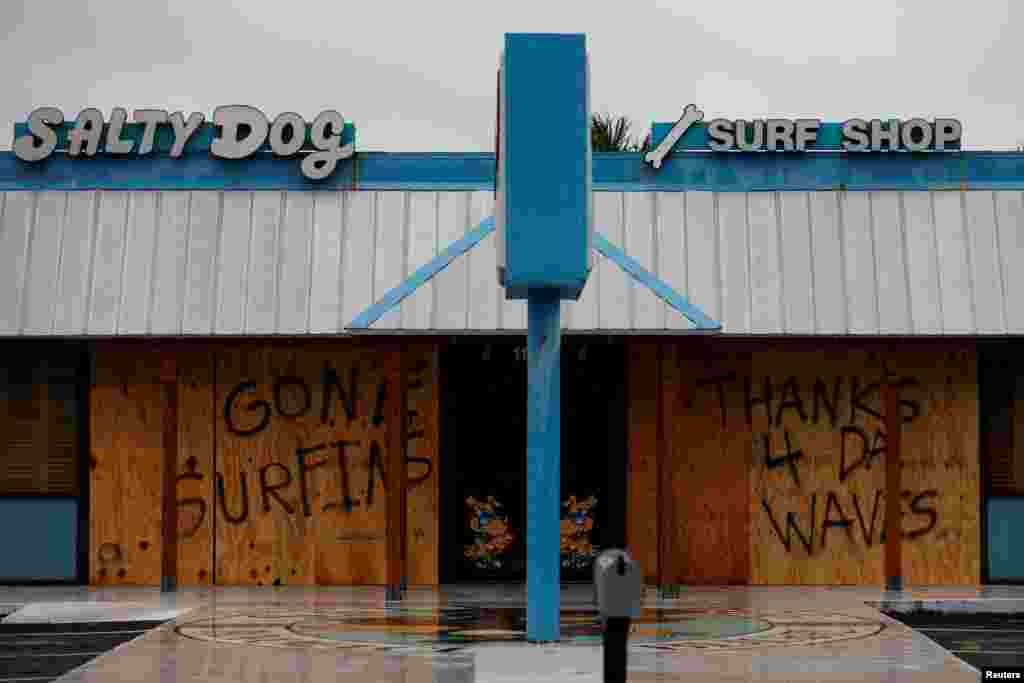&quot;Na surifingu smo&quot; piše na poslovnom objektu, koji je zatvoren zbog uragana Majkla. Panama City Beach, Florida, 10.10.2018.