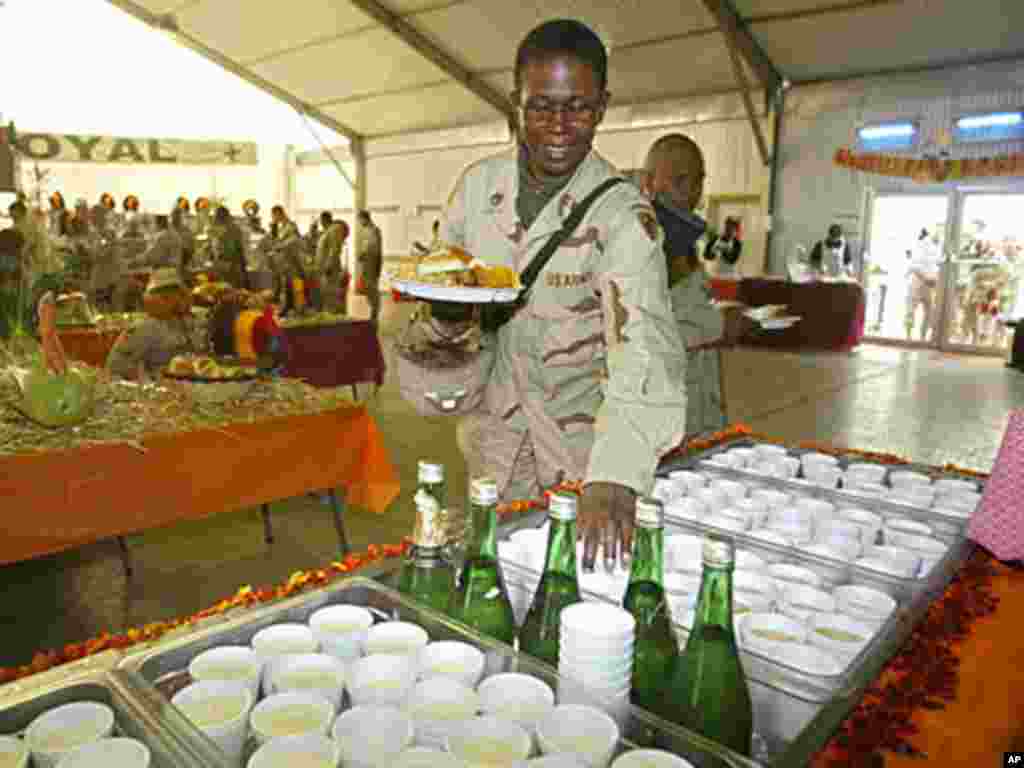 A U.S. soldier gets Thanksgiving dinner. (AP)