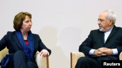 20일 스위스 제네바에서 유럽연합 캐서린 애슈턴 외교안보 고위대표(왼쪽)와 자바드 자리프 이란 외무장관이 핵 협상에 앞서 대화를 나누고 있다.