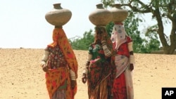 تھر کی خواتین پانی بھرنے کا سفر کرتے ہوئے