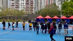 香港爆发Omicorn变种病毒社区感染，1月14日大批市民到铜锣湾维多利亚公园流动检测站，接受强制病毒检测 (美国之音/汤惠芸) 