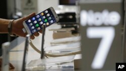 A customer holds a Samsung Electronics Galaxy Note 7 smartphone at the headquarters of South Korean mobile carrier KT in Seoul, South Korea, Sept. 2, 2016.