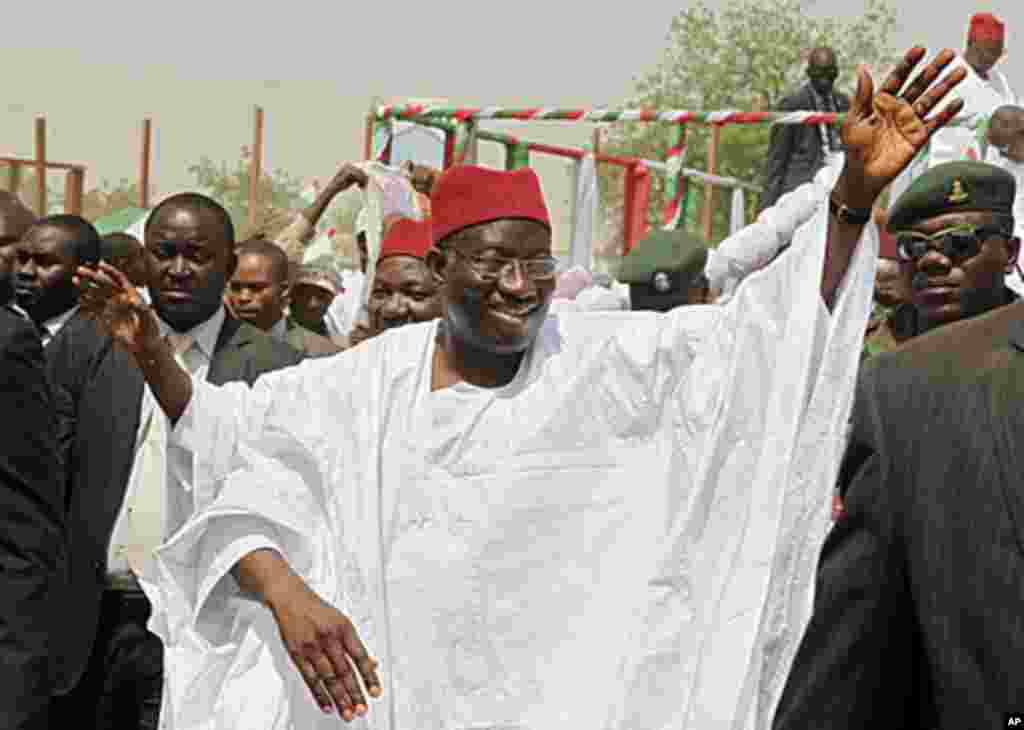 Nigerian President Goodluck Jonathan waves to the crowd on arrival at a campaign rally in Kano, northern Nigeria, March 16, 2011