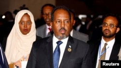 Le président somalien Hassan Sheikh Mohamud est escorté à sa sortie d'une réunion de l'Union africaine dans la capitale éthiopienne de Addis Ababa, le 30 janvier 2017.