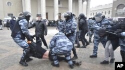 Polisi Rusia menahan para demonstran yang menentang penahanan Alexei Navalny di Moskow, Minggu (31/1). 