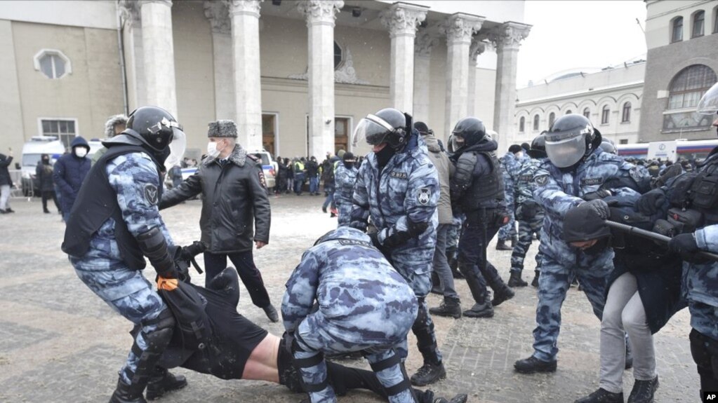 1月31日, 警察在莫斯科逮捕抗议当局拘押反对派领袖纳瓦尔尼的示威者。