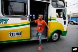 En esta foto del 28 de junio de 2018, el joven migrante venezolano Jhon Jader Duno sale de un autobús después de pedir limosna en Cúcuta, Colombia. Duno dijo que está tratando de recaudar suficiente dinero para que él y su madre puedan mudarse a otra ciudad.