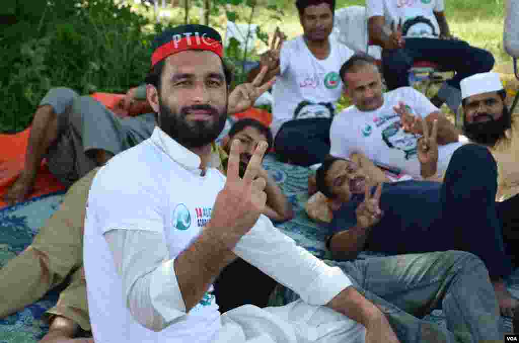پاکستان تحریک انصاف کے کارکن اپنے قائد کا انتظار کر رہے ہیں۔