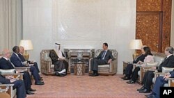 ဆီးရီးယားသမ္မတ Bashar al-Assad (အလယ်)၊ ကာတဝန်ကြီးချုပ် Sheikh Hamad bin Jassim Bin Jabr al-Thani ( အလယ်)နှင့် အာရအဖွဲ့ချုပ်အဖွဲ့ဝင်များ အောက်တိုဘာလ ၂၆ ရက်က တွေ့ဆုံဆွေးနွေးစဉ်