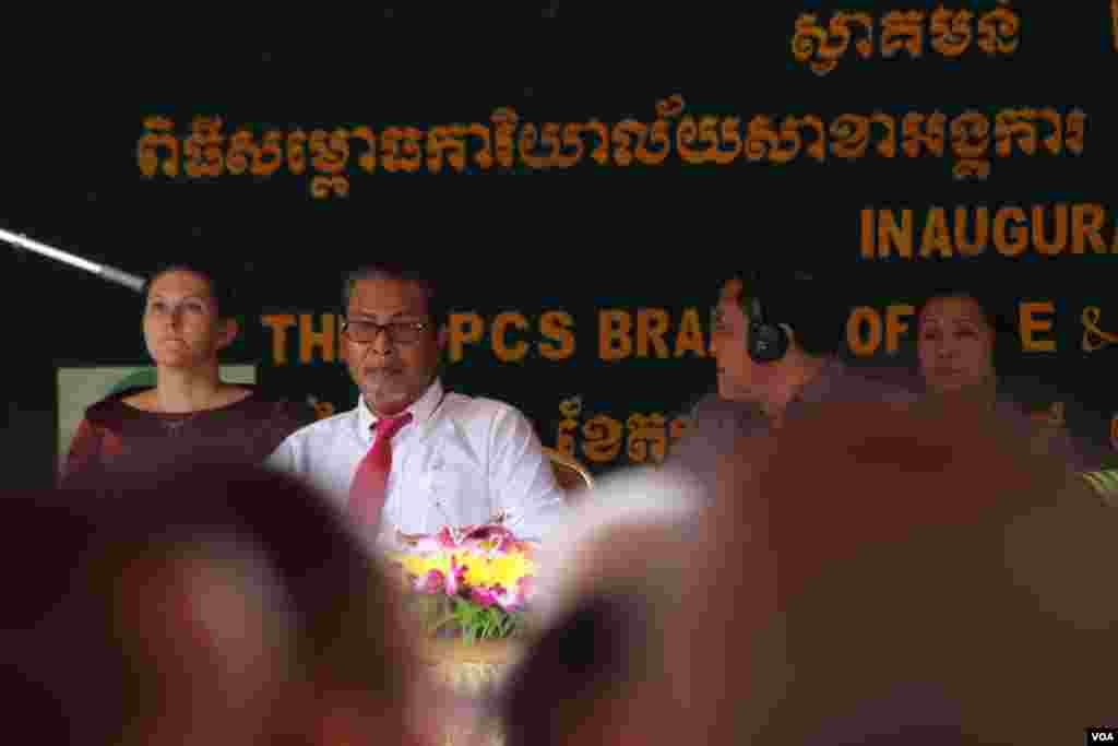 លោកបណ្ឌិត សុត ផ្លាយង៉ាម ដែលមានស្រុកកំណើតនៅខេត្តបាត់ដំបង គឺជាសកម្មជនសន្តិភាព និងជាស្ថាបនិកនៃសារមន្ទីរសន្តិភាពកម្ពុជាមួយរូប។ លោកបាននិយាយថា សារមន្ទីរនេះនឹងបង្ហាញនូវប្រភេទសិល្បៈមួយបែប ដែលមានគោលបំណងបង្ហាញទាំងប្រវត្តិសាស្ត្រជូរចត់ និងវិជ្ជមាន។ (ហោ ស៊ិញហ៊ួរ/VOA)