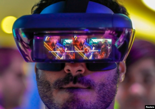 Seorang pengunjung mencoba kacamata augmented reality Lenovo dengan Star Wars Jedi Challenges selama Mobile World Congress di Barcelona, Spanyol, 26 Februari 2018. (Foto: Reuters)