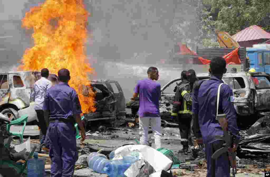 انفجار در سومالی سه کشته برجای گذاشت. برخی گفته اند گروه تروریستی الشباب در آن نقش داشته است اما هنوز این گروه موضع نگرفته است.&nbsp;