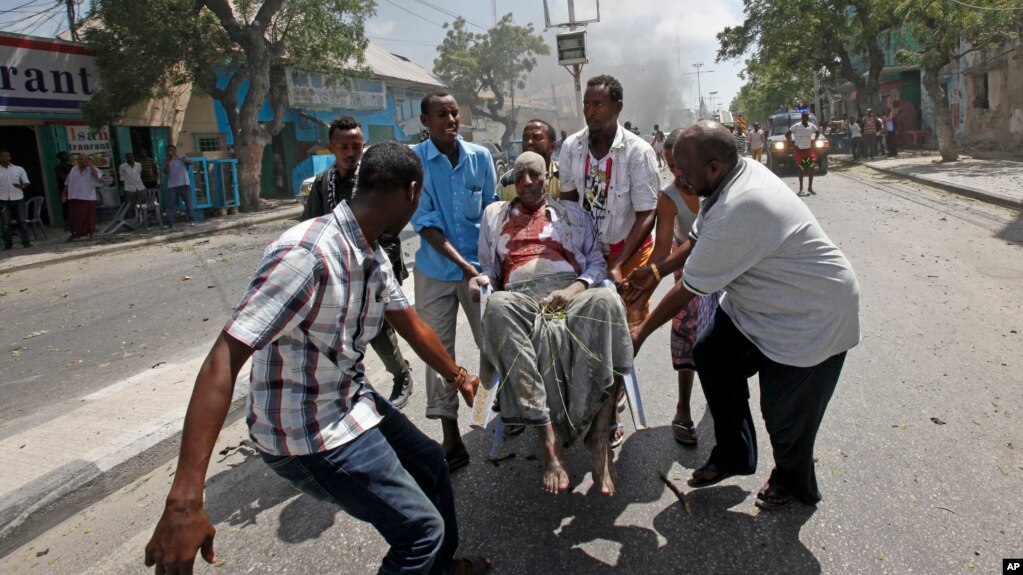 Les secours transportent un homme blessé lors de l&#39;attentat à Mogadiscio, en Somalie, le 13 mars 2017.
