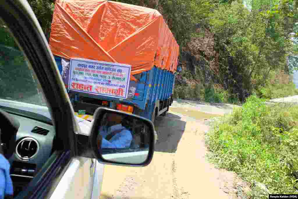 Sebuah truk bantuan menuju distrik Sindhupalchok yang paling parah terhantam gempa.
