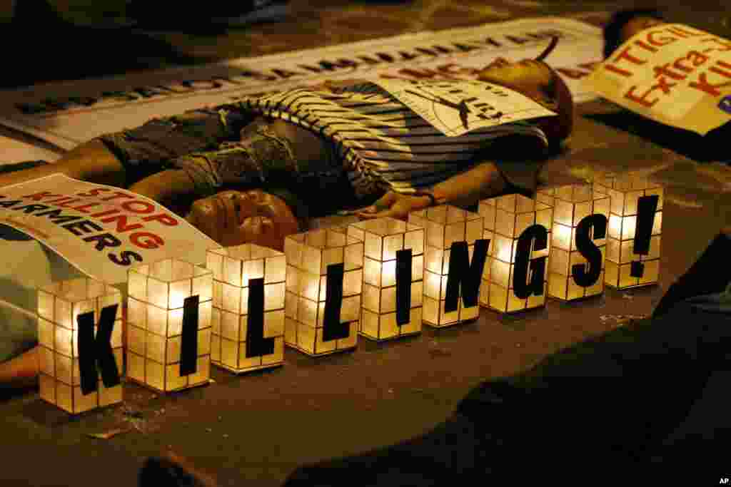 Protesters stage a die-in during a rally near the Presidential Palace to protest the &quot;extrajudicial killings&quot; under President Rodrigo Duterte&#39;s so-called war on drugs, in Manila, Philippines.