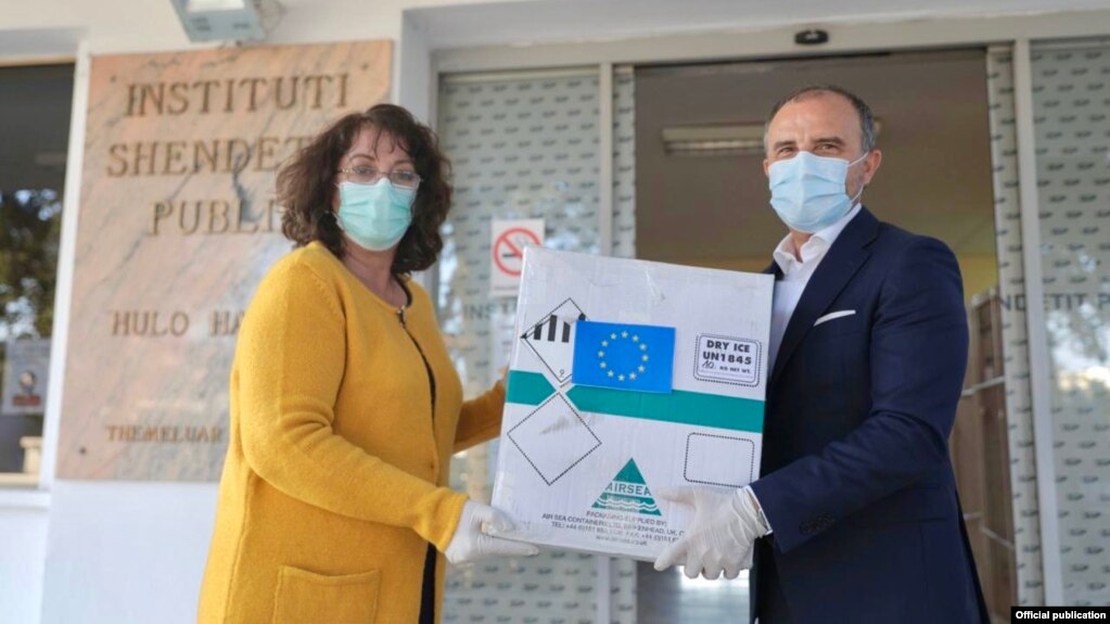 Koronavirus, BE i dhuron Shqipërisë materiale kontrolli për testimet