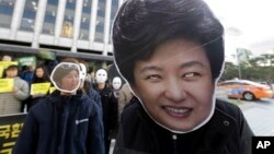 South Korean protesters wearing masks of South Korean President Park Geun-hye, right, and Choi Soon-sil, who is at the center of a political scandal, stage a rally calling for Park to step down in downtown Seoul, South Korea, Nov. 2, 2016.