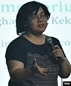 Ira Imelda dari WCC Pasundan Durebang dalam sebuah diskusi mengenai RUU P-KS di Bandung, Maret 2019. (VOA/Rio Tuasikal)