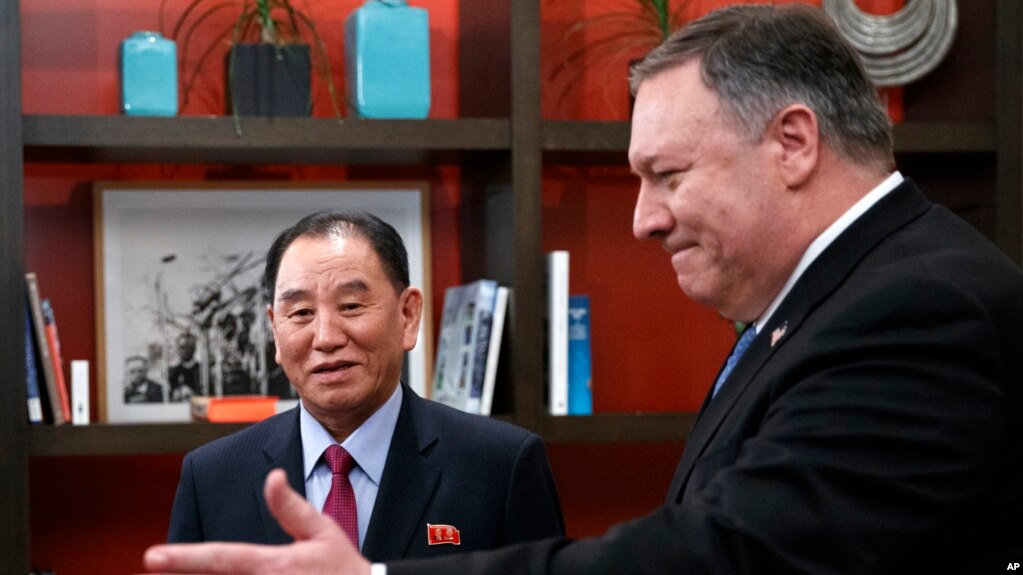Kim Yong Chol (giữa), đặc sứ Triều Tiên về hạt nhân, và Ngoại trưởng Mỹ Mike Pompeo tại Khách sạn Dupont Circle ở Washington, ngày 18 tháng 1, 2019.
