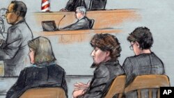 Sketsa gambar dalam persidangan tersangka Dzhokhar Tsarnaev (kedua dari kiri) di Boston, Senin (6/4).