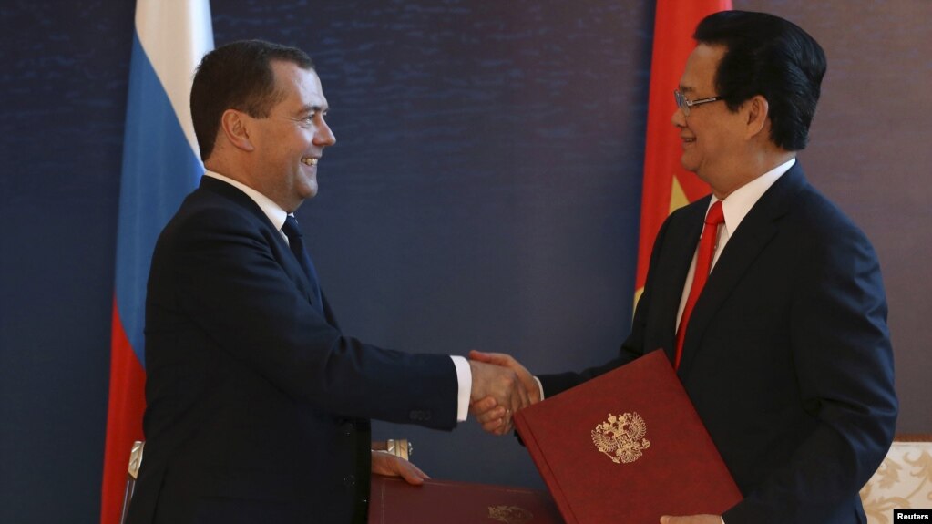 Thủ tướng Nga ông Dmitry Medvedev bắt tay với người đồng cấp bên phía Việt Nam là ông Nguyễn Tấn Dũng trong một buổi kí kết hợp tác tại Burbabai, Kazakhstan, ngày 29 tháng 05 năm 2015, sau khi Việt Nam kí thoả thuận hợp tác với khối EEU.