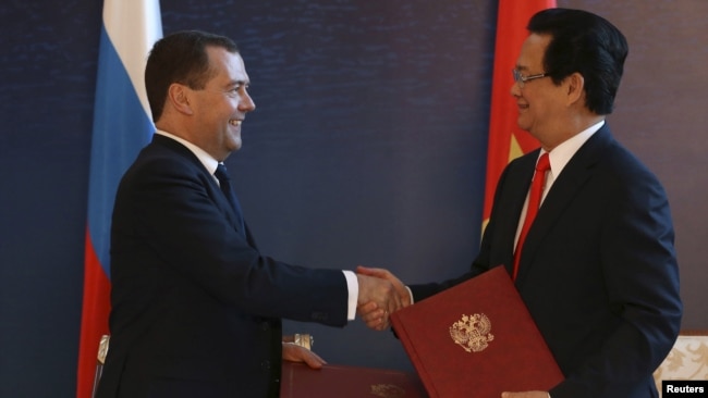 Thủ tướng Nga ông Dmitry Medvedev bắt tay với người đồng cấp bên phía Việt Nam là ông Nguyễn Tấn Dũng trong một buổi kí kết hợp tác tại Burbabai, Kazakhstan, ngày 29 tháng 05 năm 2015, sau khi Việt Nam kí thoả thuận hợp tác với khối EEU.