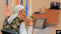 Ilustración por la artista Janet Hamlin en la que se muestra a Khalid Sheick Mohamed cuando se dirige al juez militar James Pohl, derecha.