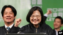 Tổng thống tái đắc cử Thái Anh Văn ăn mừng chiến thắng cuộc bầu cử Tổng thống 2020 với các cổ động viên tại Đài Bắc ngày 11/1/2020.