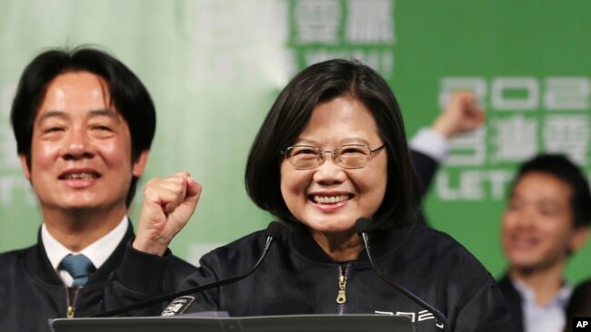 台湾总统蔡英文在胜选晚会上与支持群众互动