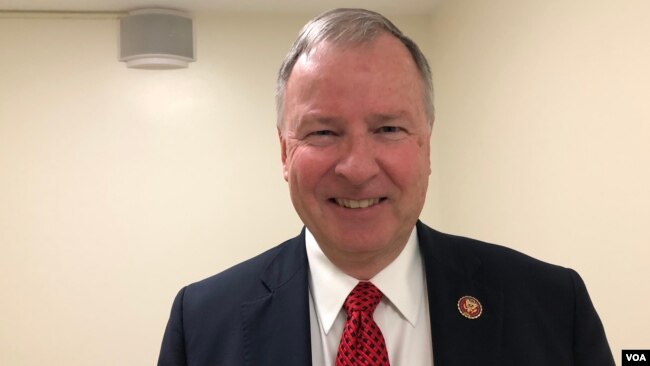 众议院军委会战备小组少数党领导人兰伯恩(Doug Lamborn) (美国之音黎堡摄)