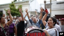 Manifestantes exigindo a demissão de Otto Perez Molina, Agosto, 2015.