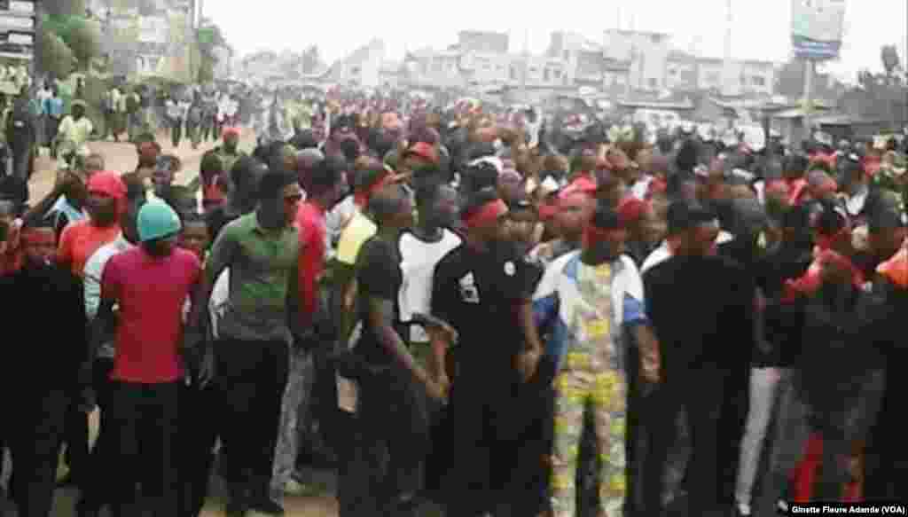 Une manifestation d’étudiants à Cotonou, 11 août 2016. VOA/ Ginette Fleure Adande