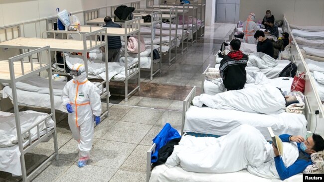 被改装成临时医院的武汉国际会展中心开始收容有着轻度症状的新冠病毒感染者。(2020年2月5日)