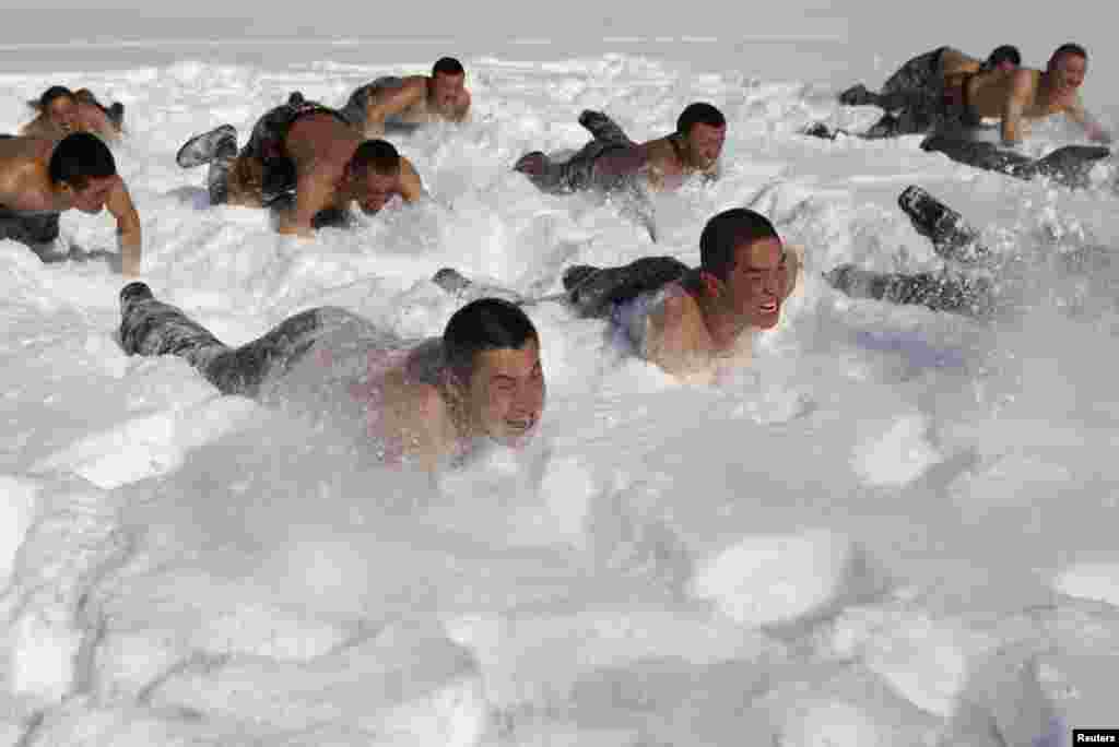 Soldiers of China's People's Liberation Army (PLA) take part in a winter training in temperatures below minus 10 degrees Celsius at China's border with Russia in Heihe, Heilongjiang province, China, Feb. 26, 2015.