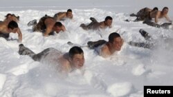 2015年2月26日，在黑龙江省黑河市的中俄边界，中国军人冒着低于零下10摄氏度的严寒从事冬训。