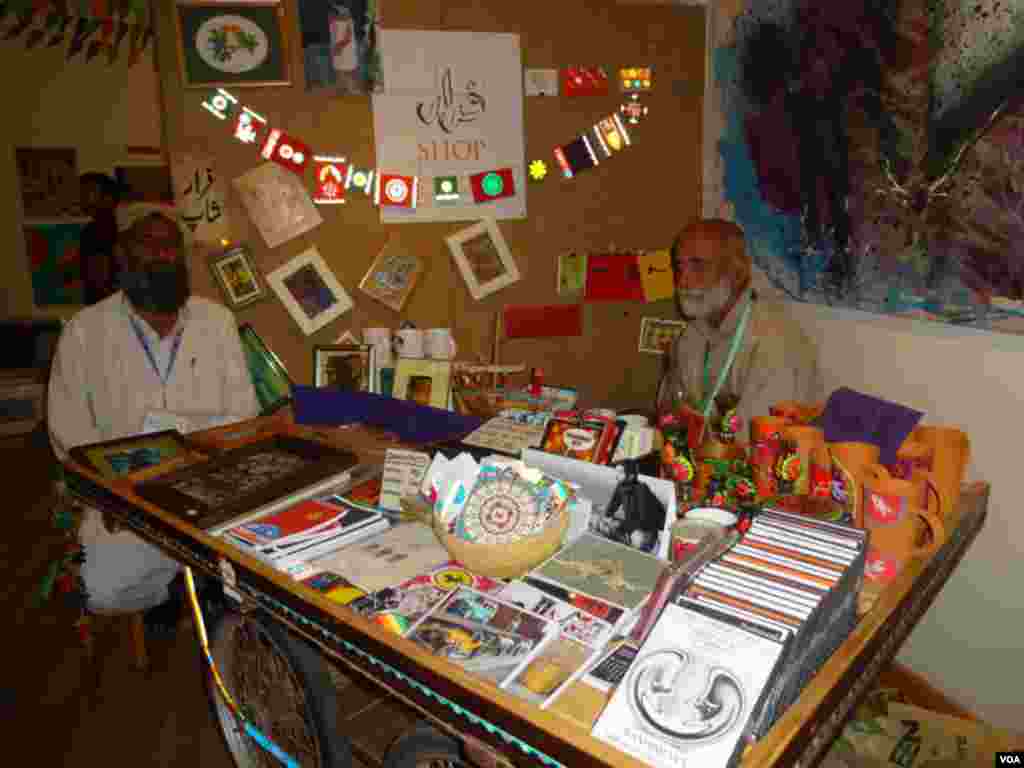اس آرٹ بازار میں نوجوانوں کے تخلیق کردہ آرٹ کے نمونوں کے اسٹال سمیت اندرون سندھ سے آئے ہوئے فنکاروں کے اسٹال بھی شامل تھے۔