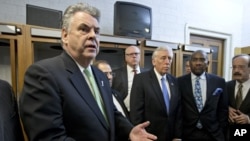 Dân biểu Đảng Cộng Hòa đại diện bang New York Peter King bày tỏ sự giận dữ và thất vọng vì Hạ viện quyết định ngừng phiên họp mà không thông qua khoản viện trợ cho các nạn nhân của siêu bão Sandy, ngày 2/1/2013.