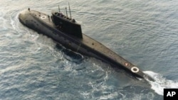 一艘伊朗購買的俄羅斯製造的基洛級柴電潛艇1996年12月23號的那個星期在地中海中央被一艘支援船（未在圖中）拖行。