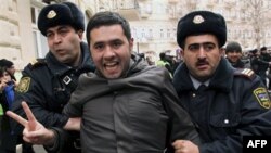 Nisan ayında Arap Baharı'nı örnek alarak Bakü'de gösteri düzenlediği için tutuklanan muhalefet üyelerinden 13'üne hapis cezaları verildi